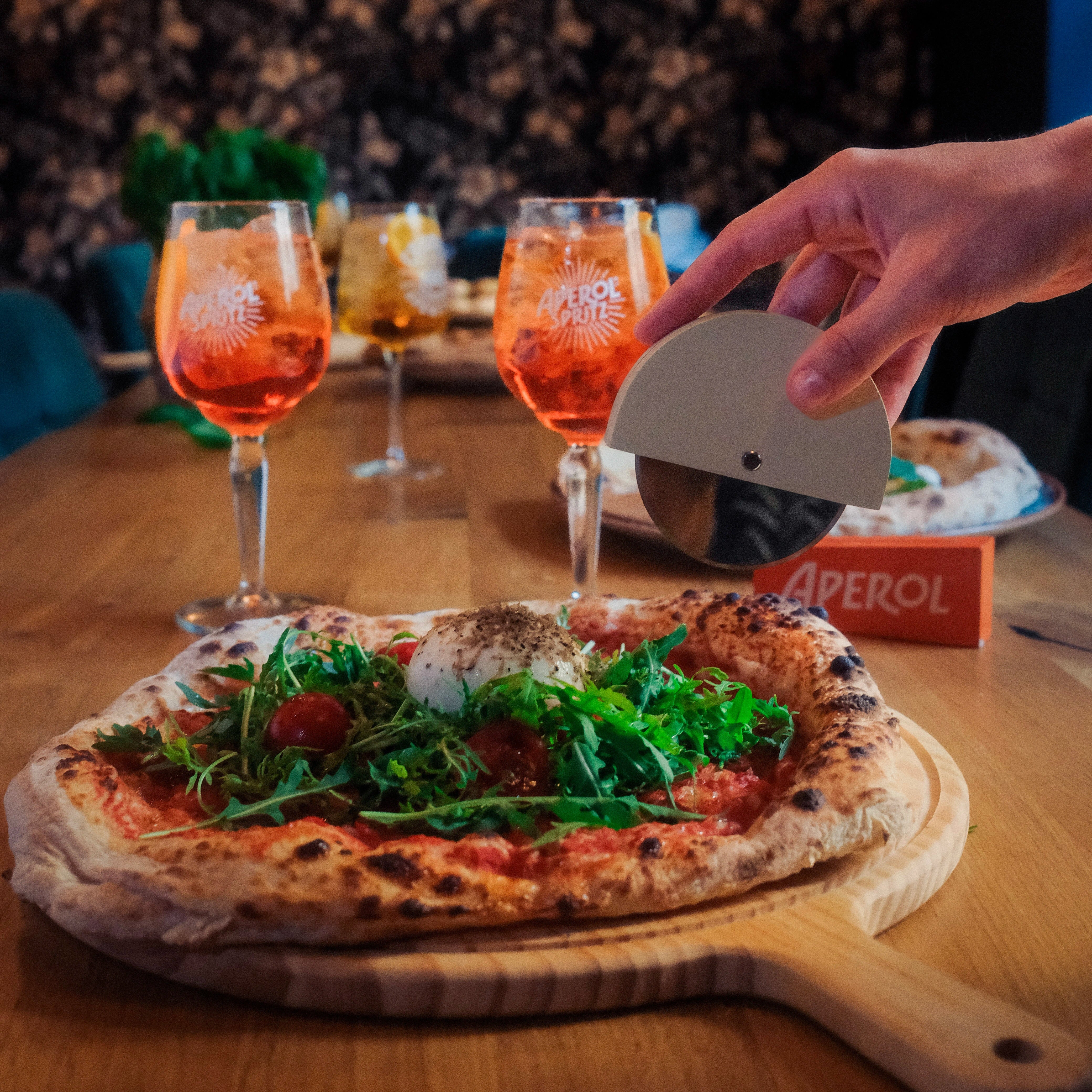 APEROL PIZZA CUTTER WITH STYLISH WOODEN BLOCK - Image 6